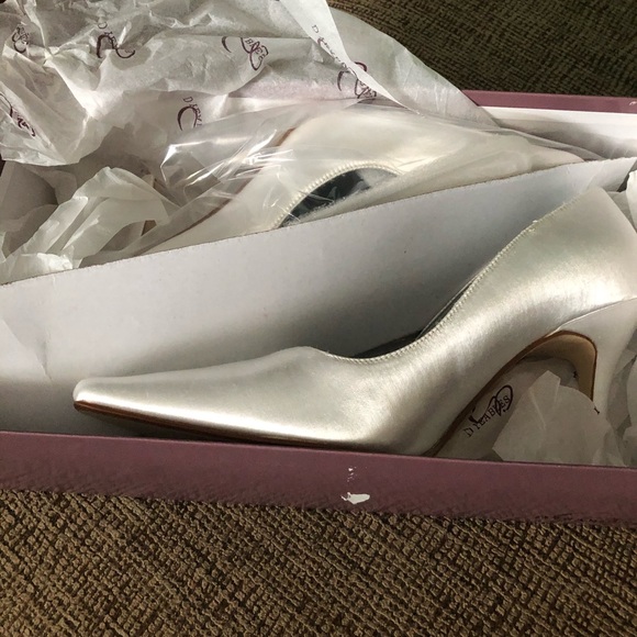 Dyeables debutante satin white pumps high heels size 9B NEW WITH DEFECTS - Picture 1 of 8